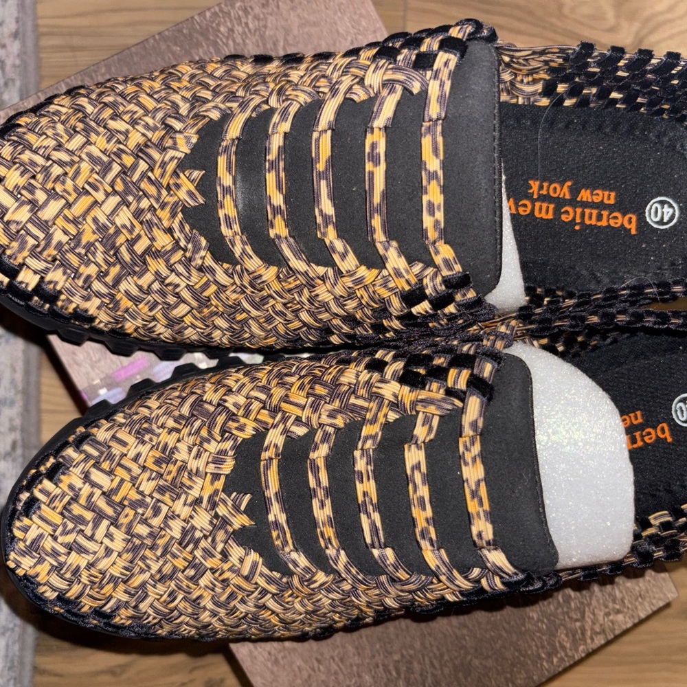 bernie mev. Women’s Black and Tan Woven Loafers-NIB